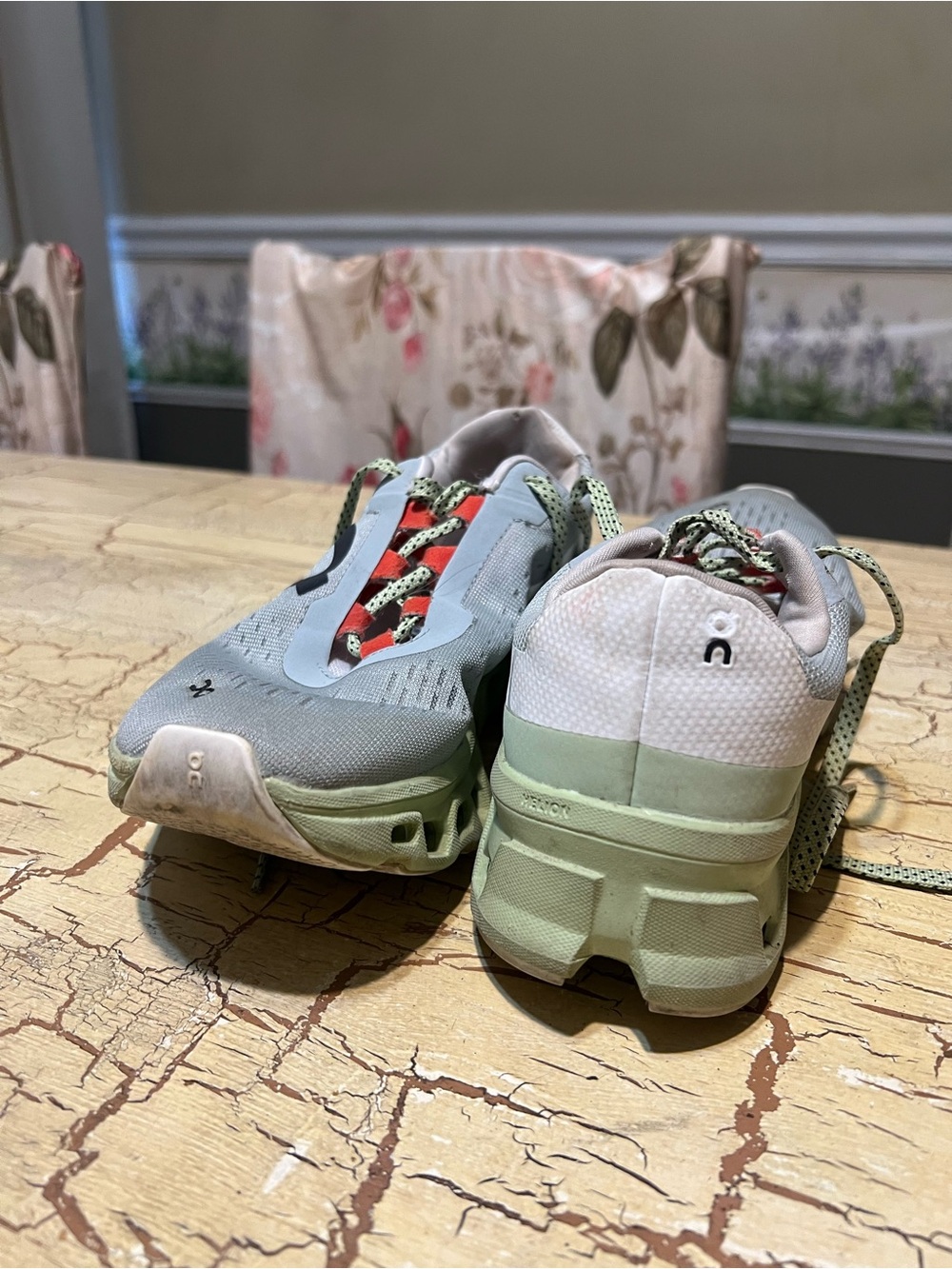 On Running ladies Sneakers in Pale Green with Red Accents - Picture 4 of 4